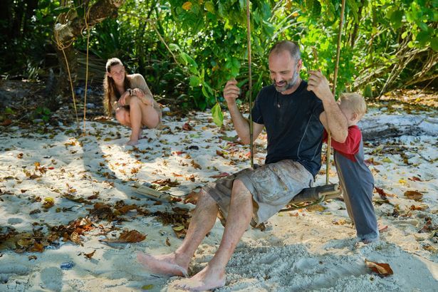 Фотография: Семья робинзонов: Эд Стаффорд взял с собой на необитаемый остров жену и двухлетнего сына №2 - BigPicture.ru