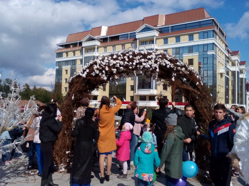 Фотография: В День города жители Ставрополя съели слона и обглодали крону дерева №4 - BigPicture.ru