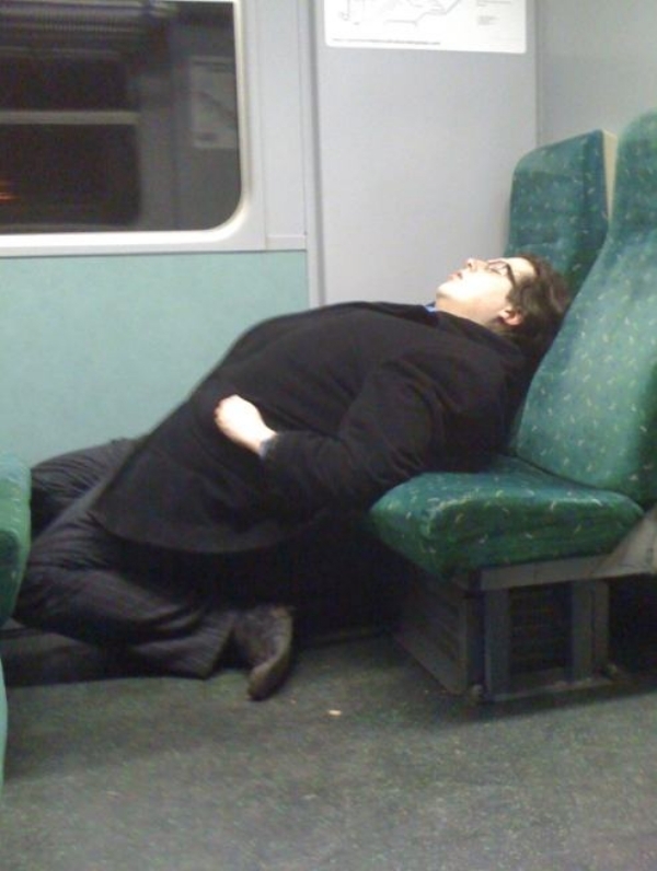 Фотография: 22 фотографии людей, уснувших в самых неожиданных местах №15 - BigPicture.ru