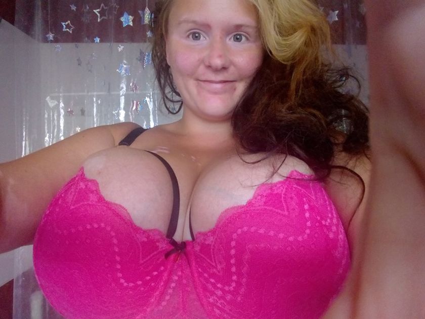 Фотография: Женщина с 13-м размером груди рассказала о своих страданиях №1 - BigPicture.ru