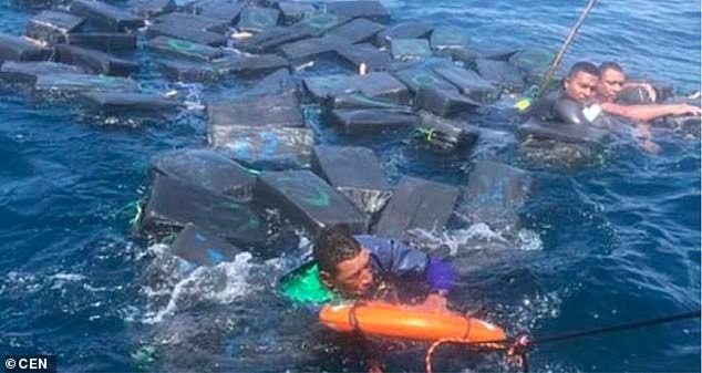 Фотография: Кокаиновый спасательный плот: контрабандисты плыли по морю на пакетах с наркотиками №1 - BigPicture.ru