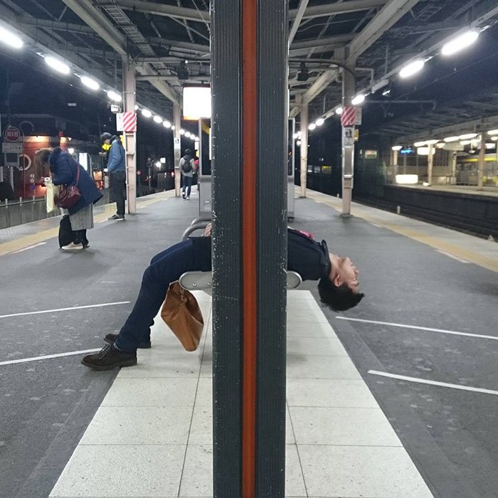 Фотография: 22 фотографии людей, уснувших в самых неожиданных местах №23 - BigPicture.ru