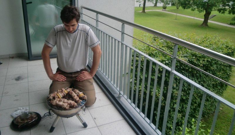 Фотография: В России запретили курить и готовить шашлыки на балконах №2 - BigPicture.ru