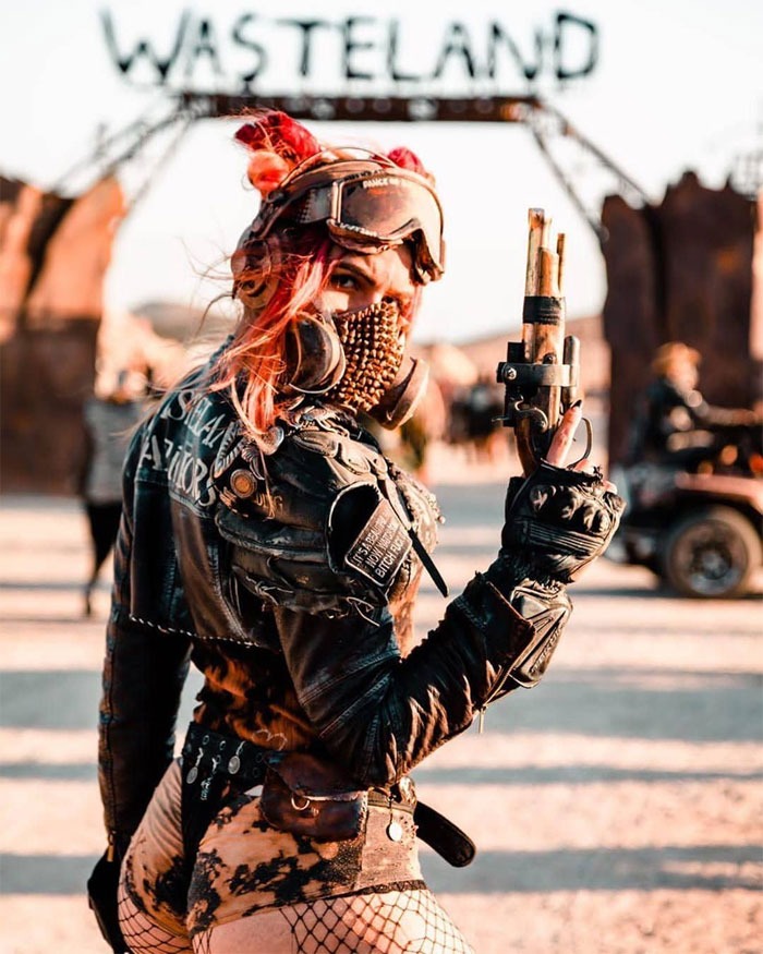 Фотография: Апокалиптическая красота: 25 впечатляющих фотографий участников фестиваля Wasteland Weekend 2019 №17 - BigPicture.ru