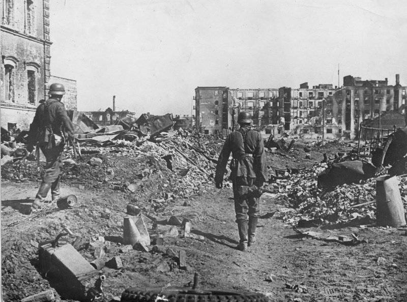 Фотография: Немецкие солдаты на улицах разрушенного Сталинграда - BigPicture.ru