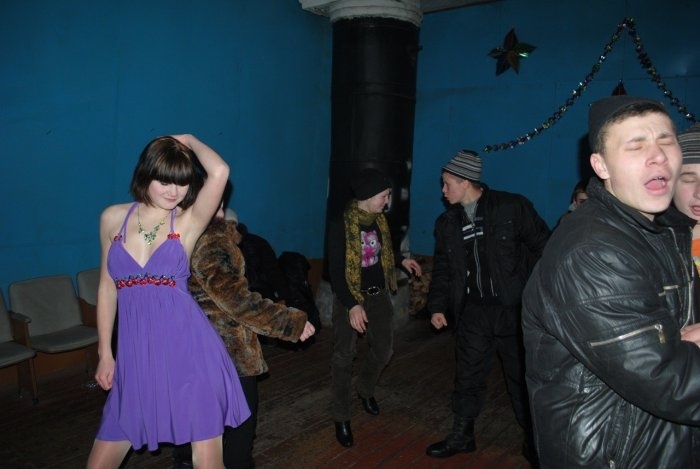 Фотография: Деревенские дискотеки на рубеже столетий: стильно, весело и очень опасно №6 - BigPicture.ru