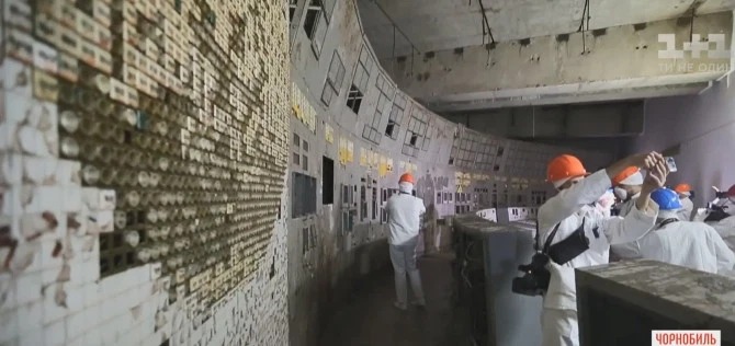 Фотография: Радиоактивный аттракцион: в Чернобыле для туристов открыли зал управления, где радиация в 40 000 раз выше нормы №3 - BigPicture.ru