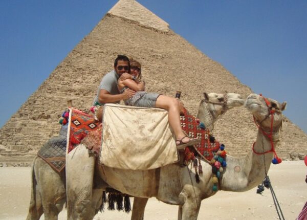 Горбатая любовь: пенсионерке придется заплатить красавчику из Египта, который соблазнил ее верблюдами