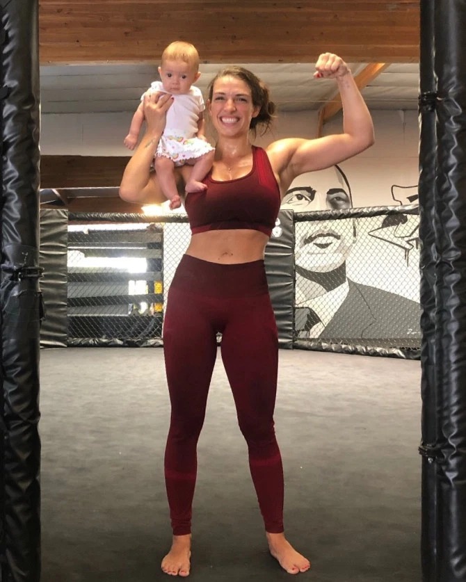Фотография: Боевая мамаша: из-за беременности бойца UFC за считанные  минуты от нее отписались 20 тысяч человек №5 - BigPicture.ru