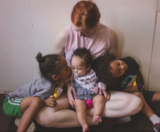 Фотография: Три на три: полигамная семья воспитывает троих детей и готова к новым отношениям №7 - BigPicture.ru