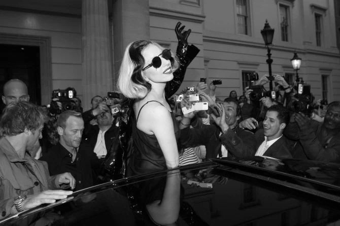 Фотография: На пути к славе: неизвестные фото звезд, включая пьяную Кейт Мосс и интимный кадр Анджелины Джоли №6 - BigPicture.ru