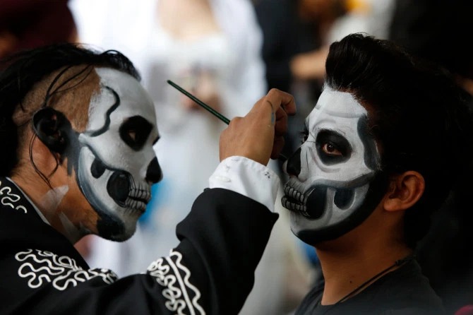Фотография: Ходячие мертвецы: в Мексике прошел традиционный парад в честь Дня мертвых №2 - BigPicture.ru
