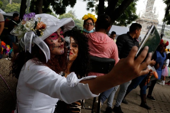 Фотография: Ходячие мертвецы: в Мексике прошел традиционный парад в честь Дня мертвых №3 - BigPicture.ru