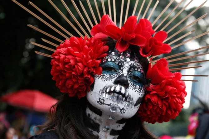 Фотография: Ходячие мертвецы: в Мексике прошел традиционный парад в честь Дня мертвых №1 - BigPicture.ru