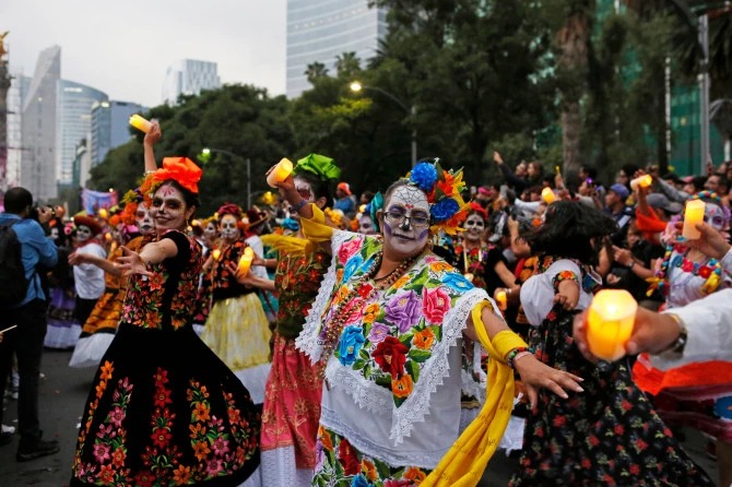 Фотография: Ходячие мертвецы: в Мексике прошел традиционный парад в честь Дня мертвых №4 - BigPicture.ru