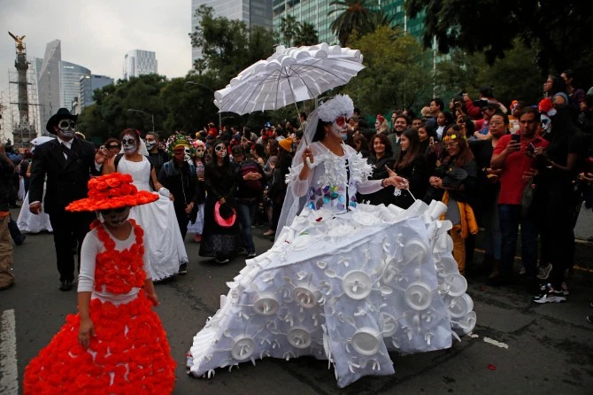 Фотография: Ходячие мертвецы: в Мексике прошел традиционный парад в честь Дня мертвых №5 - BigPicture.ru