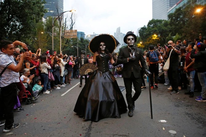 Фотография: Ходячие мертвецы: в Мексике прошел традиционный парад в честь Дня мертвых №6 - BigPicture.ru