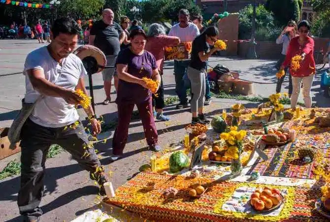 Фотография: Ходячие мертвецы: в Мексике прошел традиционный парад в честь Дня мертвых №8 - BigPicture.ru