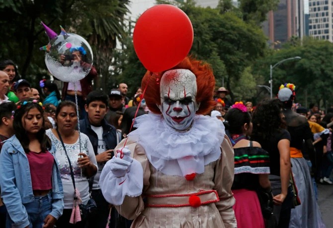 Фотография: Ходячие мертвецы: в Мексике прошел традиционный парад в честь Дня мертвых №9 - BigPicture.ru