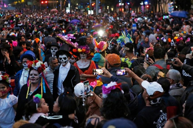 Фотография: Ходячие мертвецы: в Мексике прошел традиционный парад в честь Дня мертвых №11 - BigPicture.ru