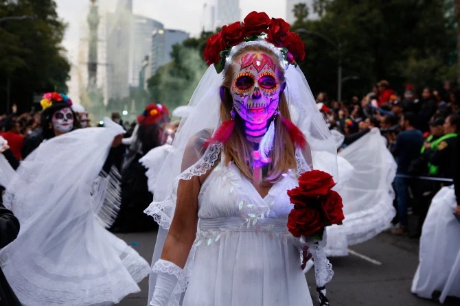 Фотография: Ходячие мертвецы: в Мексике прошел традиционный парад в честь Дня мертвых №12 - BigPicture.ru