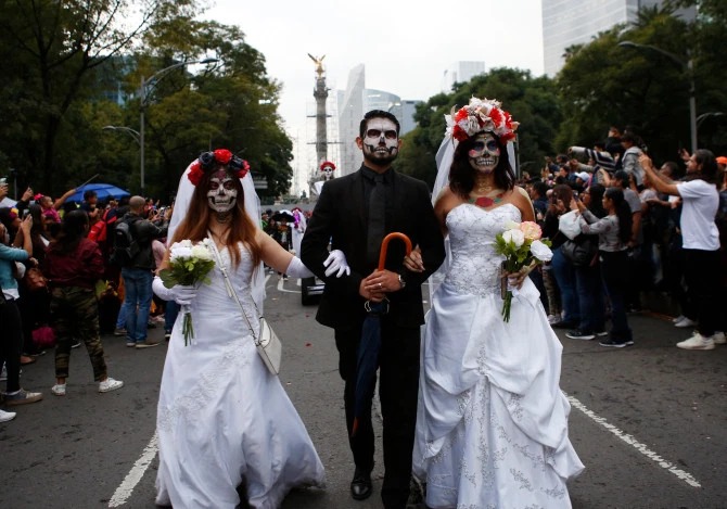 Фотография: Ходячие мертвецы: в Мексике прошел традиционный парад в честь Дня мертвых №13 - BigPicture.ru