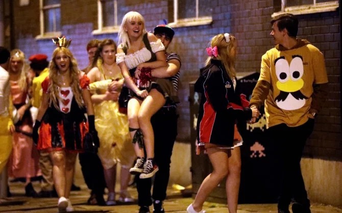 Фотография: Алкоголь или смерть: британские студенты бурно отпраздновали Хэллоуин на тематических вечеринках №1 - BigPicture.ru