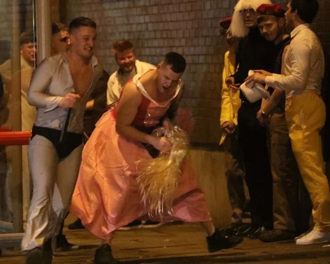 Фотография: Алкоголь или смерть: британские студенты бурно отпраздновали Хэллоуин на тематических вечеринках №10 - BigPicture.ru