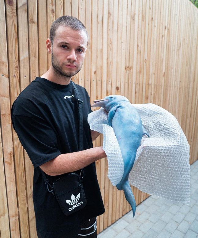 Фотография: Немецкий блогер показал как ест дельфина и стал объектом ненависти. Пранк пришлось срочно разоблачать №8 - BigPicture.ru