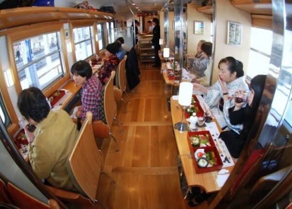 Поездка со вкусом: одинокое путешествие в японском поезде-ресторане