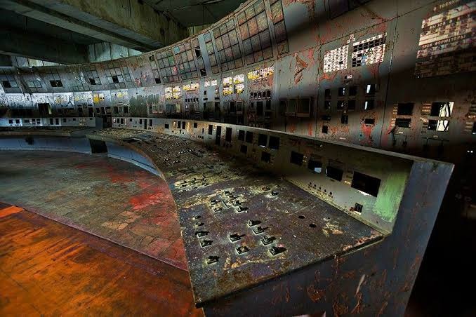 Фотография: Радиоактивный аттракцион: в Чернобыле для туристов открыли зал управления, где радиация в 40 000 раз выше нормы №1 - BigPicture.ru