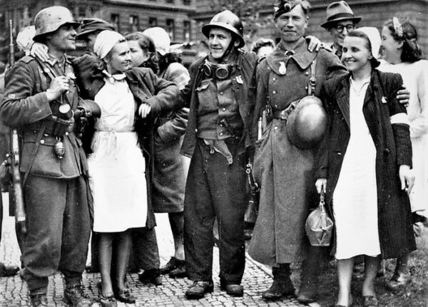 «Идем рубать немцев» — как коллаборационисты из Русской освободительной армии в 1945 году освободили Прагу