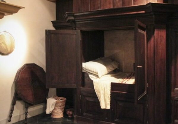 Сон в летнюю ночь… в шкафу. Почему в Средние века европейцы спали в комодах и ящиках