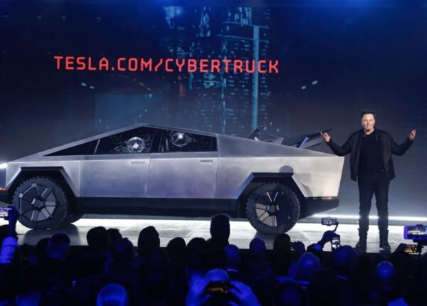 Кирпич с колесами: Tesla представила электропикап Cybertruck, сеть ответила мемами