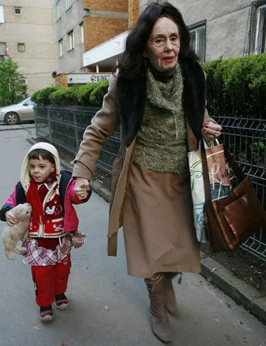 Фотография: Как выглядит 14-летняя дочка самой старой мамы в мире, родившей в 66 лет №3 - BigPicture.ru
