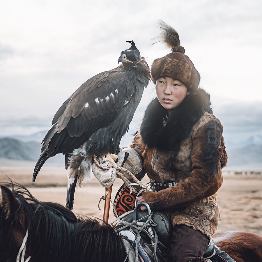 Фотография: Союз человека и птицы: 7 потрясающих фотографий соколиной охоты в Монголии №5 - BigPicture.ru
