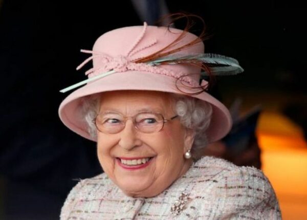 25 «угарных» фото королевы Елизаветы II, которые запросто могут стать мемами