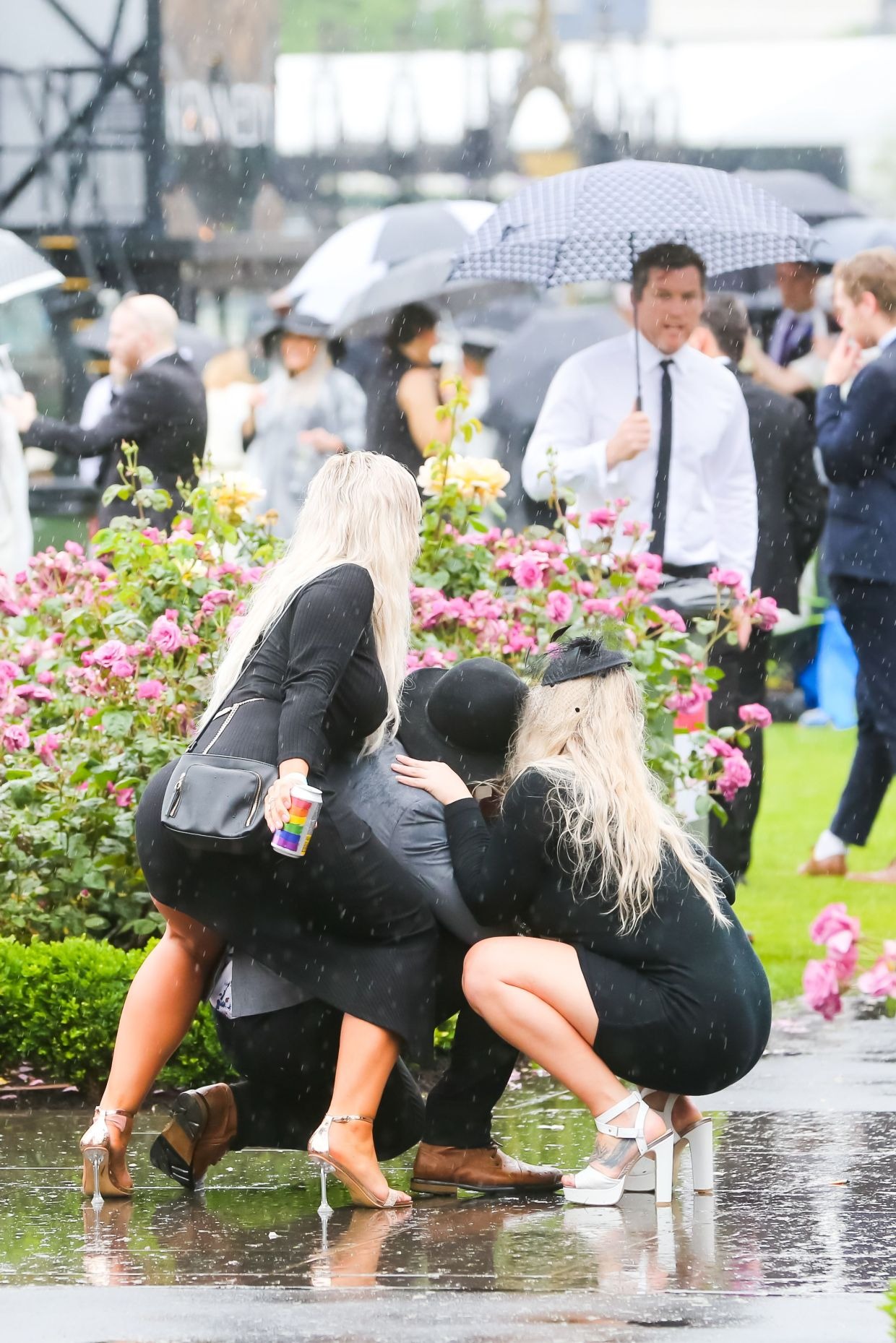 Фотография: Алкогольный забег: пьяный коллапс на ежегодных скачках в Мельбурне №6 - BigPicture.ru