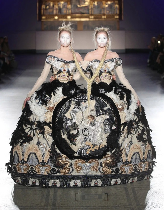 Фотография: Двойная порция гламура: почему красотки-близняшки так востребованы в модной индустрии №2 - BigPicture.ru