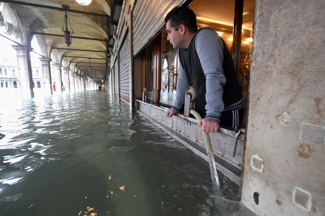 Фотография: Самый большой потоп в Венеции за последние 50 лет: россияне пожертвовали миллион евро на восстановление города на воде №3 - BigPicture.ru