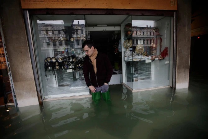 Фотография: Самый большой потоп в Венеции за последние 50 лет: россияне пожертвовали миллион евро на восстановление города на воде №6 - BigPicture.ru