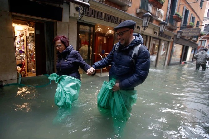 Фотография: Самый большой потоп в Венеции за последние 50 лет: россияне пожертвовали миллион евро на восстановление города на воде №7 - BigPicture.ru
