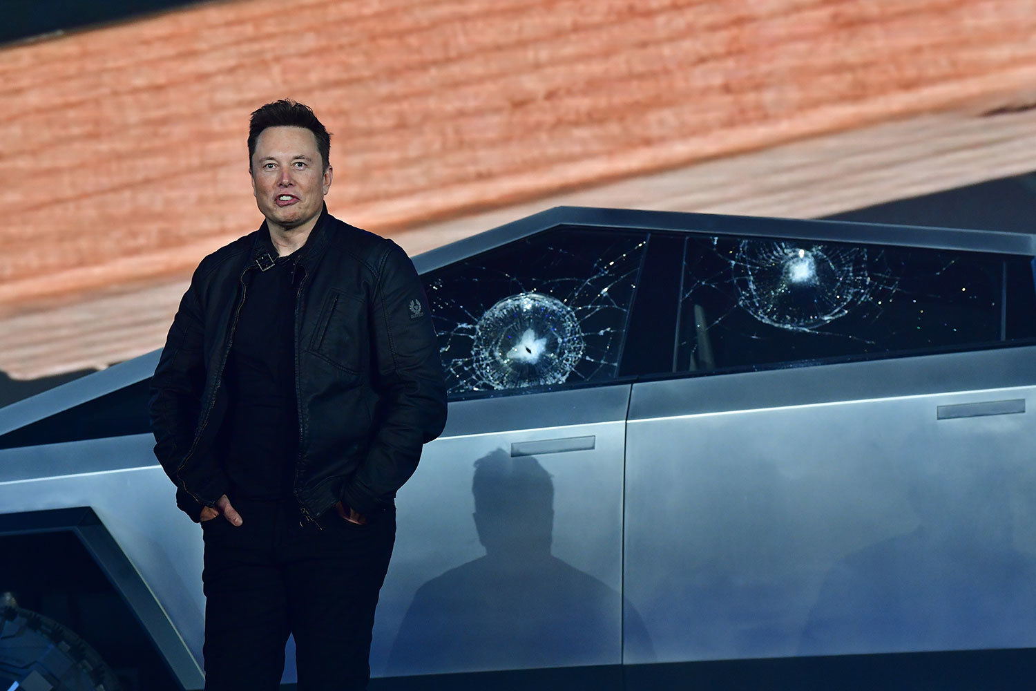 Фотография: Кирпич с колесами: Tesla представила электропикап Cybertruck, сеть ответила мемами №3 - BigPicture.ru