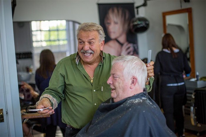 Фотография: Поход к парикмахеру длиною в жизнь: британец почти полвека делает вот такие селфи №7 - BigPicture.ru