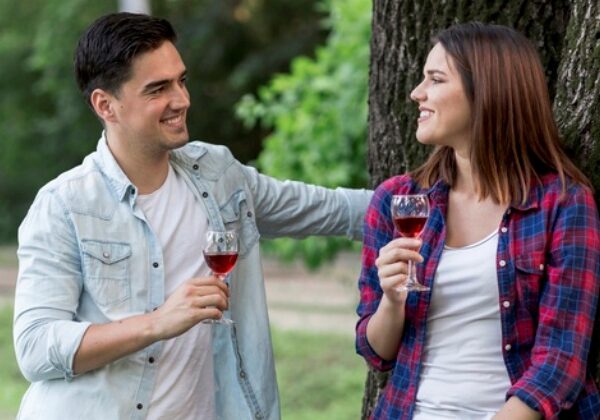 Ученые выяснили, что пьющие вместе пары оказались самыми счастливыми