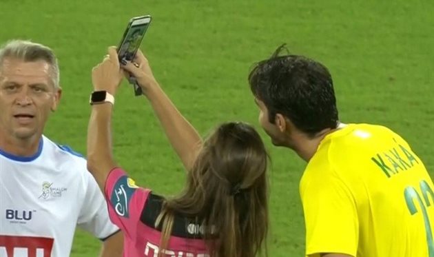 Фотография: Арбитр показал футболисту сборной Бразилии желтую карточку, чтобы сделать с ним селфи №1 - BigPicture.ru