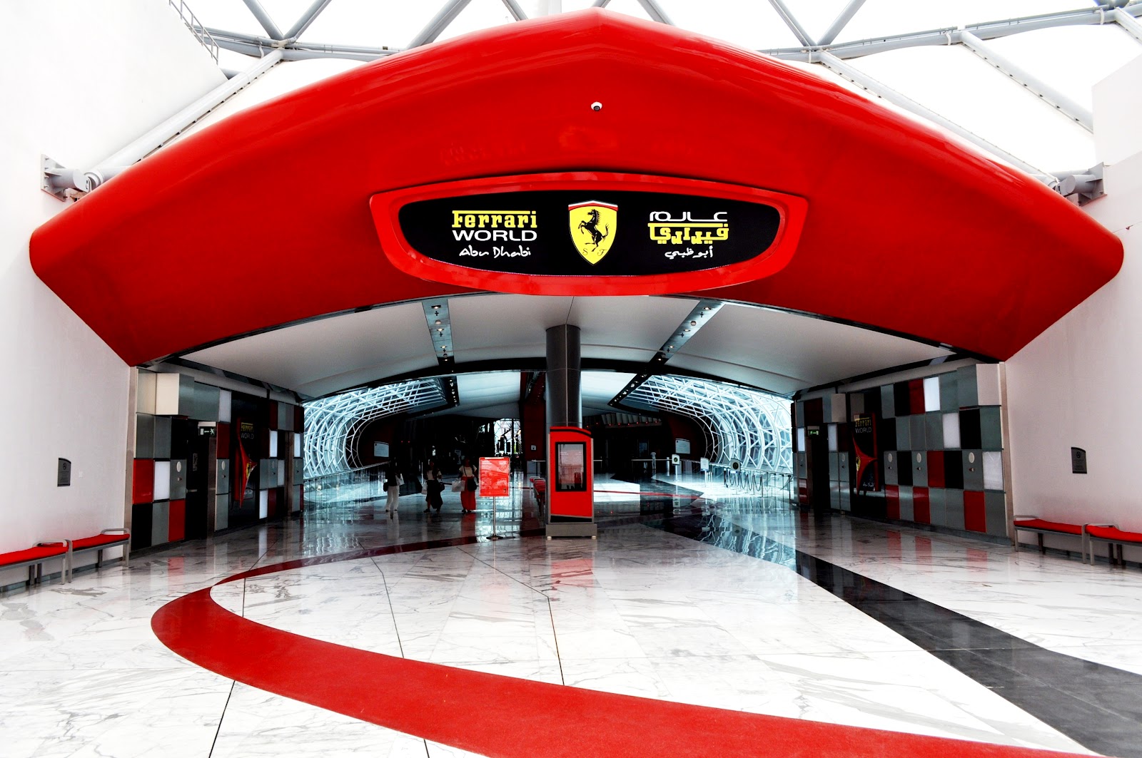 Фотография: На волне адреналина: Ferrari World в Абу-Даби обогнал Disney в борьбе за звание лучшего тематического парка мира №2 - BigPicture.ru