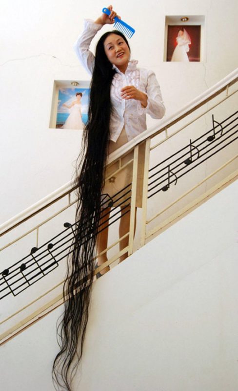 Мужчина с самыми длинными волосами в мире