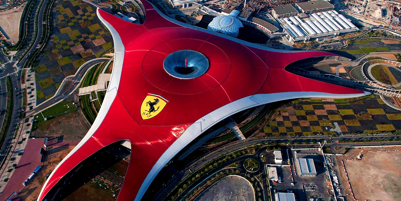 Фотография: На волне адреналина: Ferrari World в Абу-Даби обогнал Disney в борьбе за звание лучшего тематического парка мира №1 - BigPicture.ru