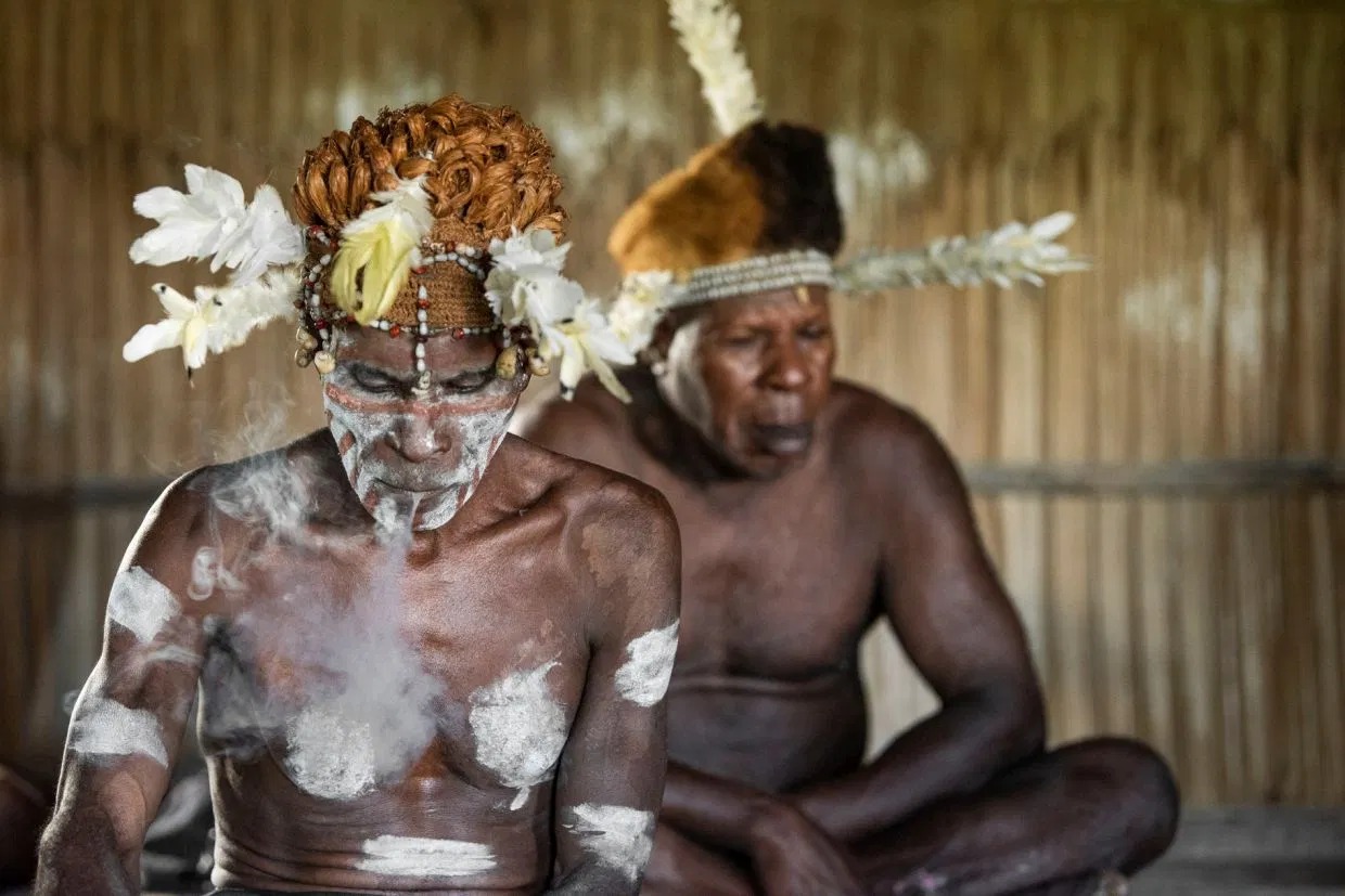 Племя людоедов изнутри: каннибалы из Новой Гвинеи, которые съели Рокфеллера...